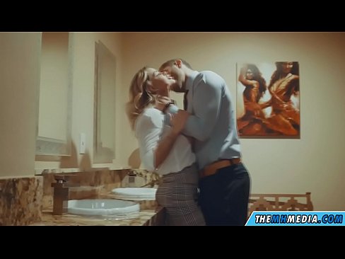 ❤️ Lè yon blond bèl sedui ou nan yon twalèt piblik ️ Porno nan nou ❌❤